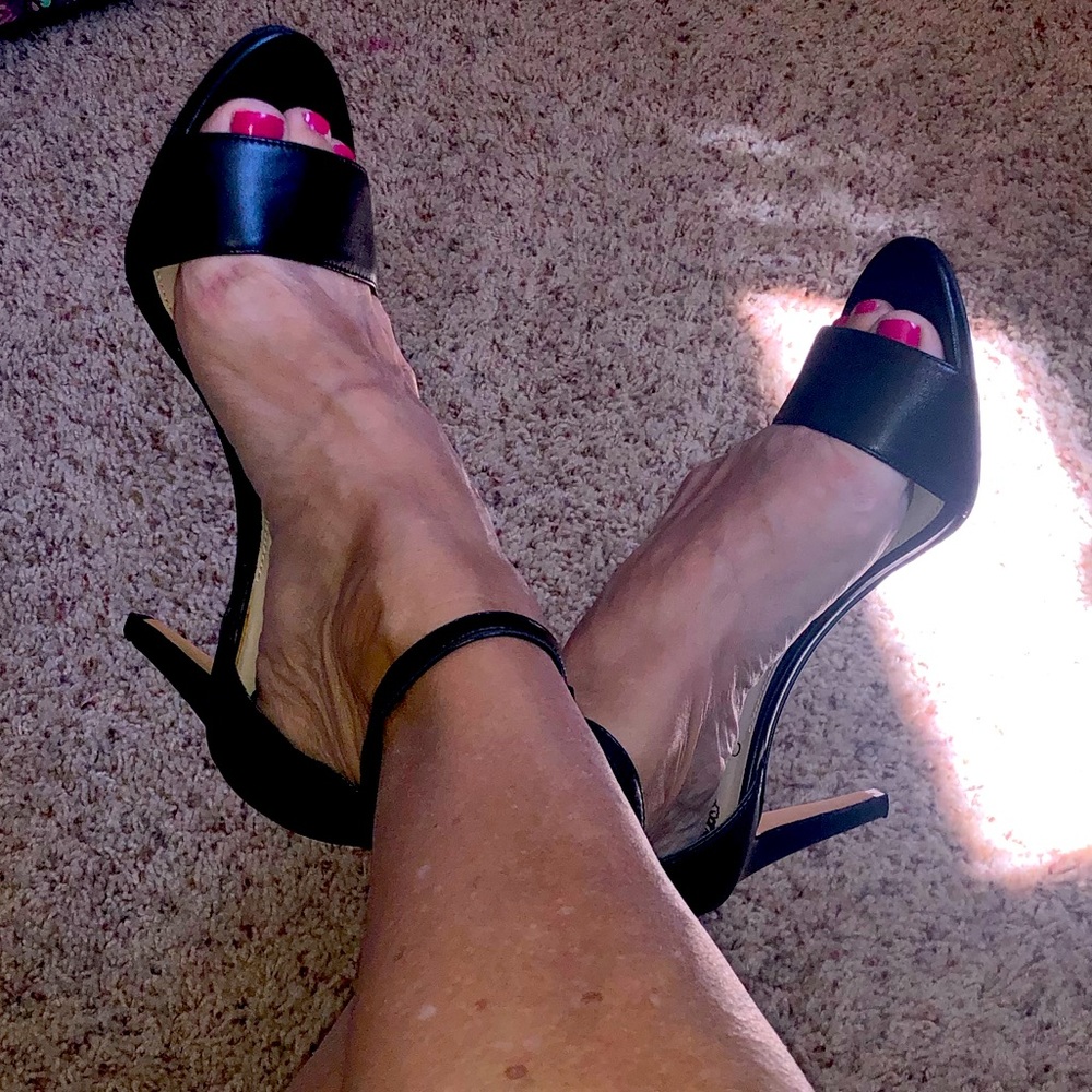 Vince Camuto black leather 3 1/2” heels. Good condition. See photos.